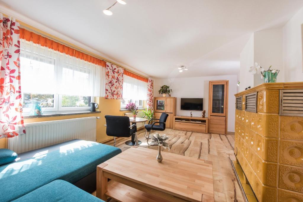ein Wohnzimmer mit einem Sofa und einem Tisch in der Unterkunft Ferienhaus Stark in Eisenach
