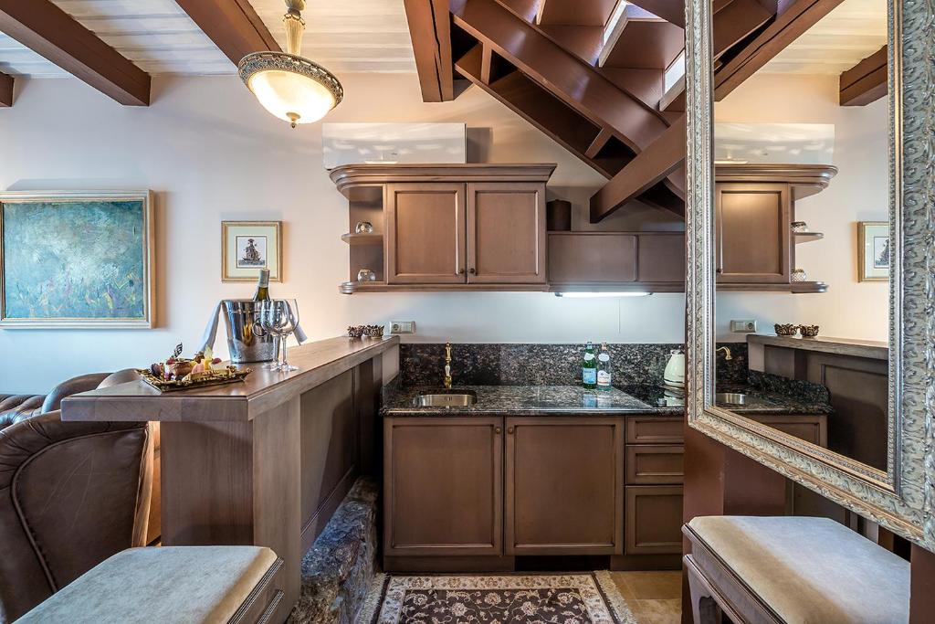 Kuchyň nebo kuchyňský kout v ubytování Hotel Pušų paunksnėje