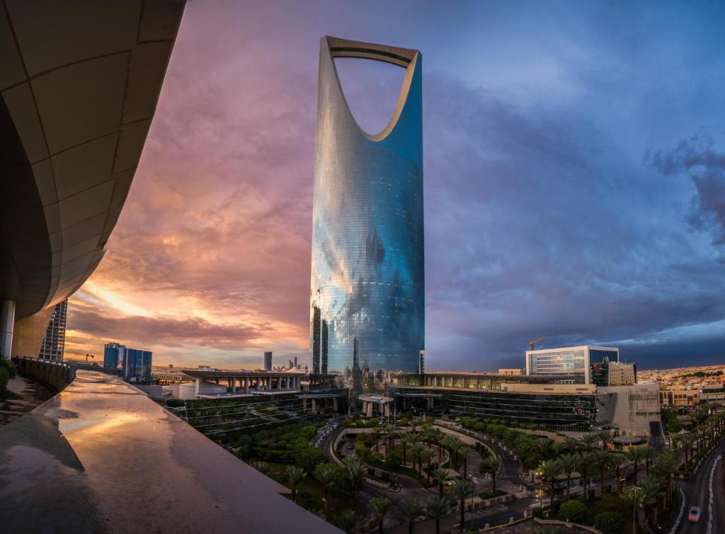 widok na wysoki budynek w mieście w obiekcie Four Seasons Hotel Riyadh w Rijadzie