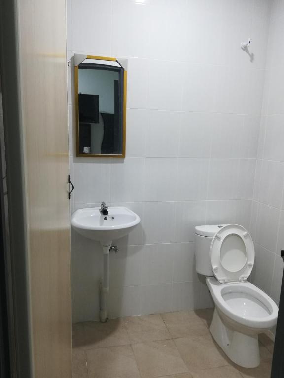 Koupelna v ubytování Axis Hotel