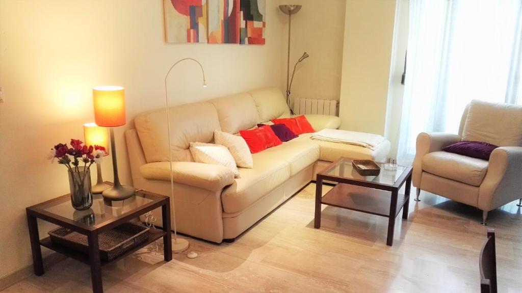 sala de estar con sofá y 2 sillas en Apartamento Arica, en Granada