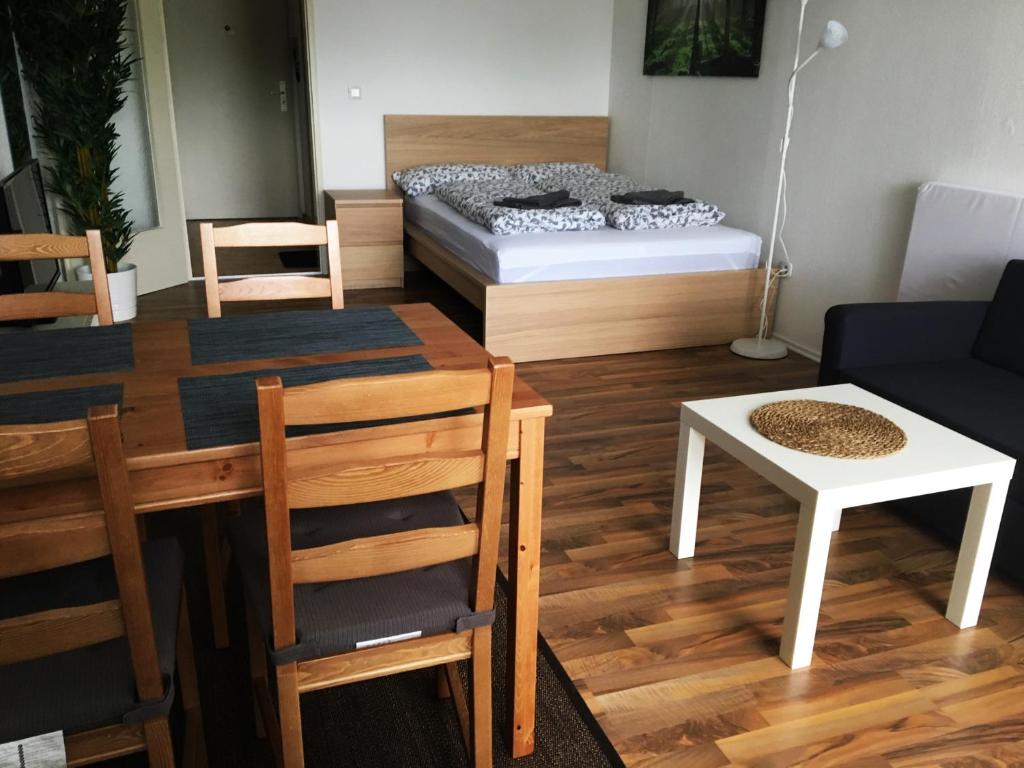 uma sala de estar com uma cama e uma mesa em Apartment Treetown em Regensburg