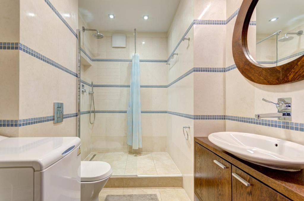 Kúpeľňa v ubytovaní Apartments Old Town Szafarnia & by Noclegi Renters