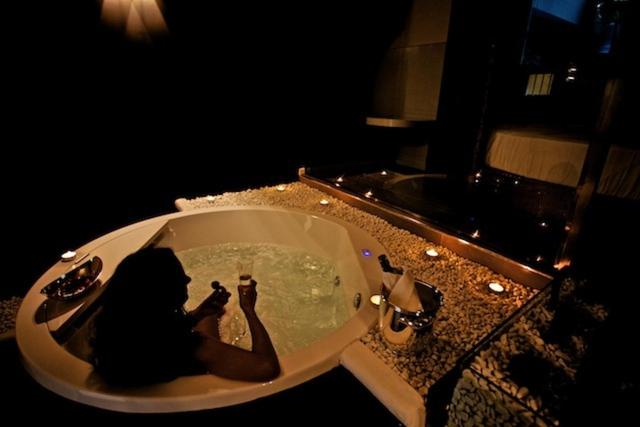トラーニにあるFabris Palaceの浴槽に座って写真を撮る女性
