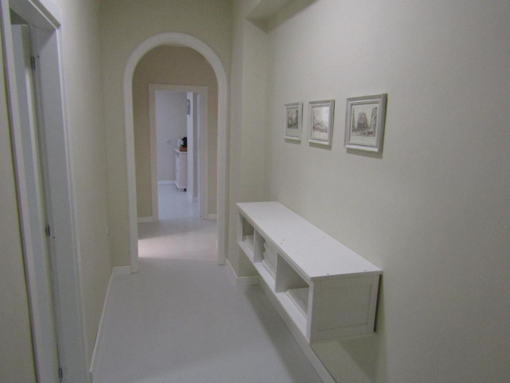 ナポリにあるMaddy's Home Centro Storicoのベンチ付きの白い部屋