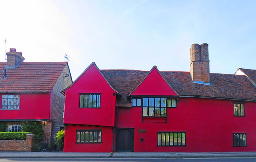 una casa roja con techo rojo en Mill House Bed & Breakfast, en Sudbury