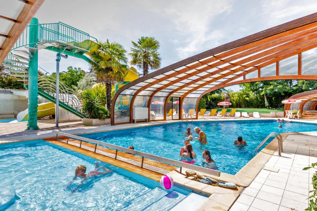 勒沙托多萊龍的住宿－拉布蘭德營地酒店，一群人在度假村的游泳池里