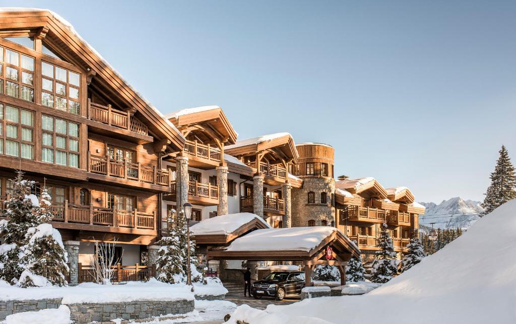 クールシュヴェルにあるL'Apogée Courchevel - an Oetker Collection Hotelの地面に雪が積もった冬の宿