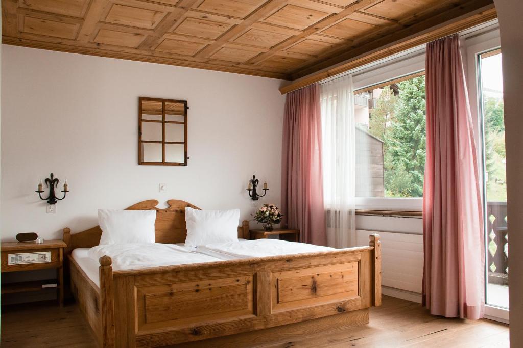 Postel nebo postele na pokoji v ubytování Hotel Restaurant Chesa