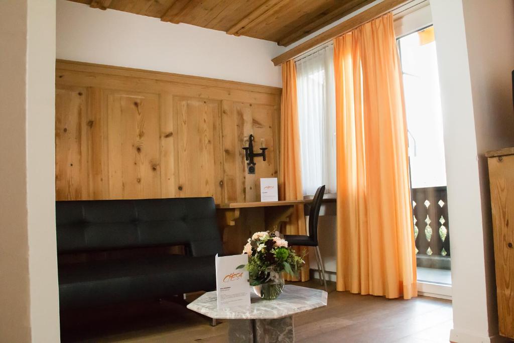 Posezení v ubytování Hotel Restaurant Chesa