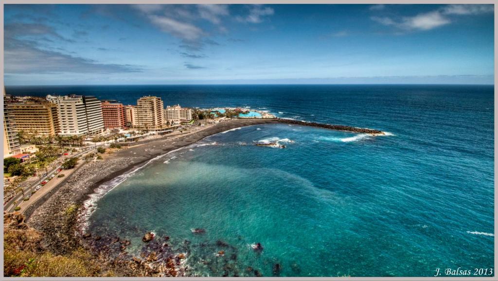 プエルト・デ・ラ・クルスにあるApartamento Puerto de la Cruzの海と建物のある海辺の空中景色