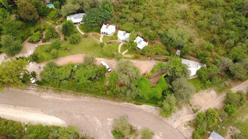 - une vue aérienne sur une maison avec une cour dans l'établissement Tambuti lodge, à Rundu