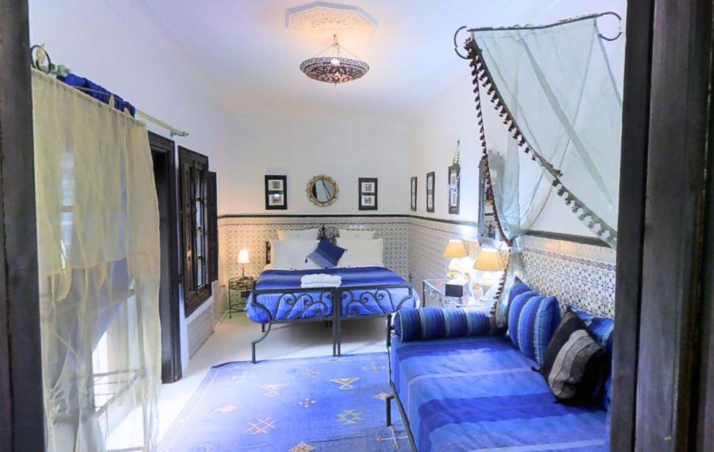 A seating area at Riad Dar Azul