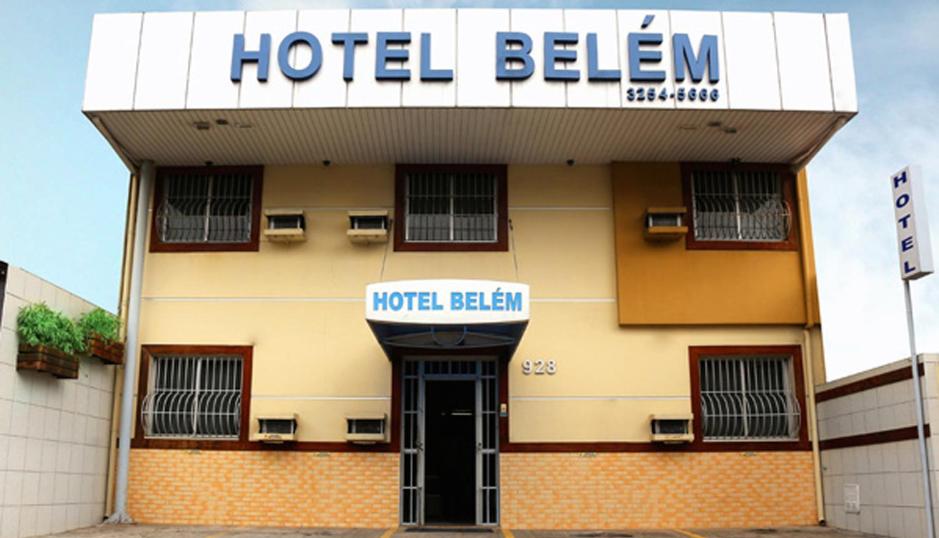 un edificio de hotel con un cartel en la puerta en Hotel Belem Fortaleza, en Fortaleza