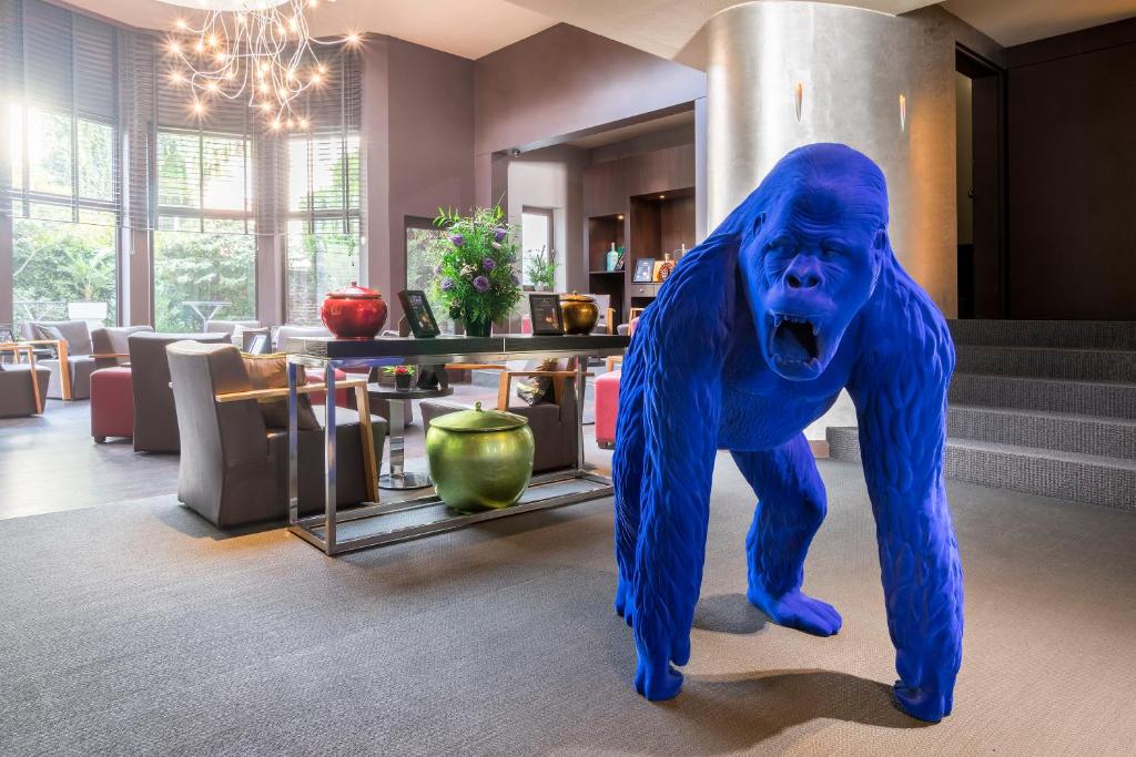 una gran estatua de perro azul en una sala de estar en Martin's Brussels EU, en Bruselas