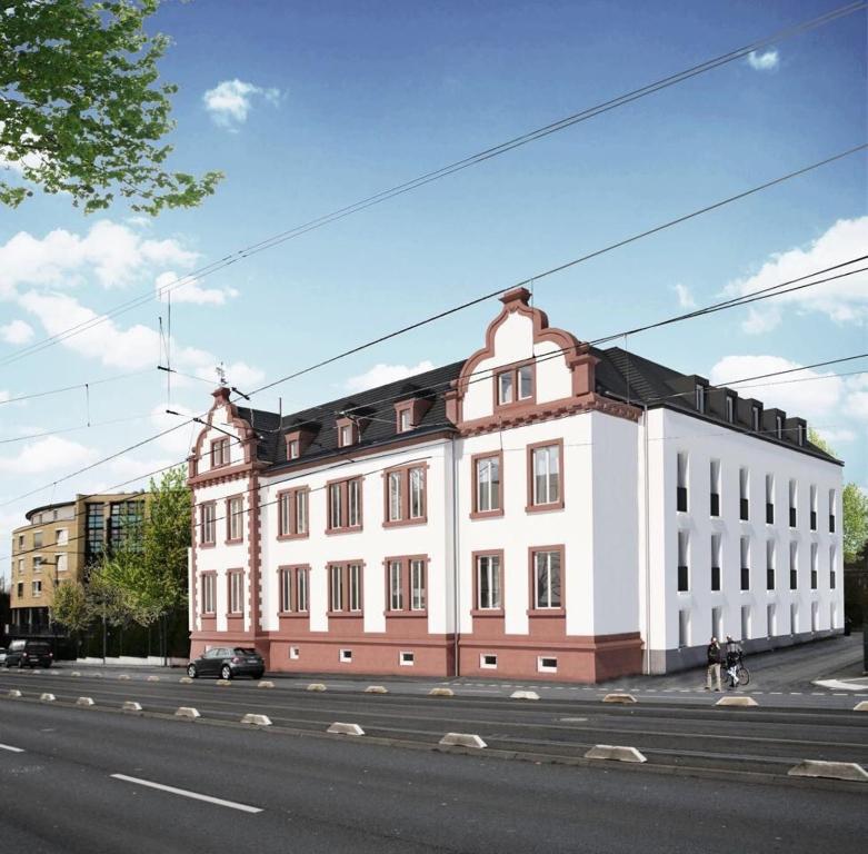 um grande edifício branco no lado de uma rua em Arena an der Friedberger Warte em Frankfurt