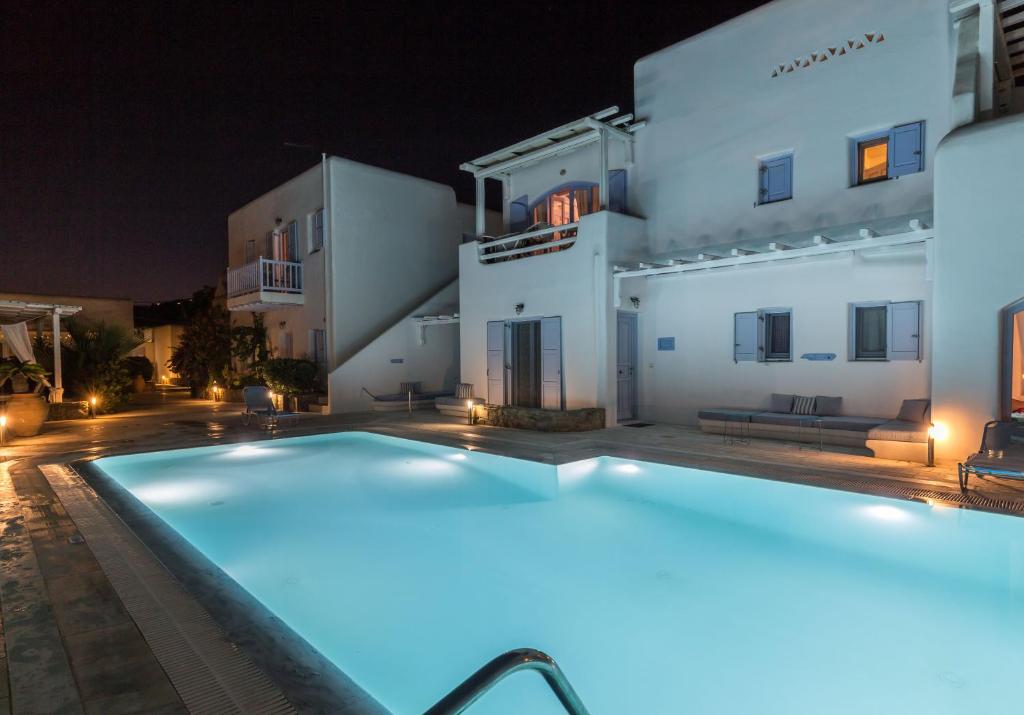オルノスにあるVerano Mykonos Villaの夜間の建物前のスイミングプール