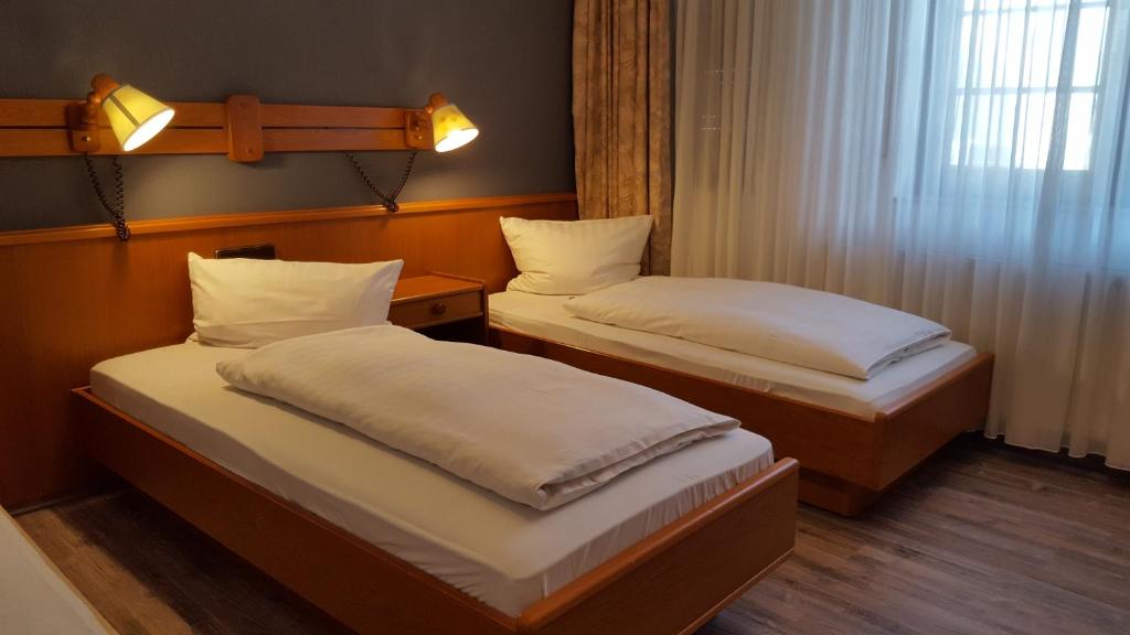 Zimmer mit 2 Betten und einem Fenster in der Unterkunft Hotel Alt Steinbach in Steinbach im Taunus