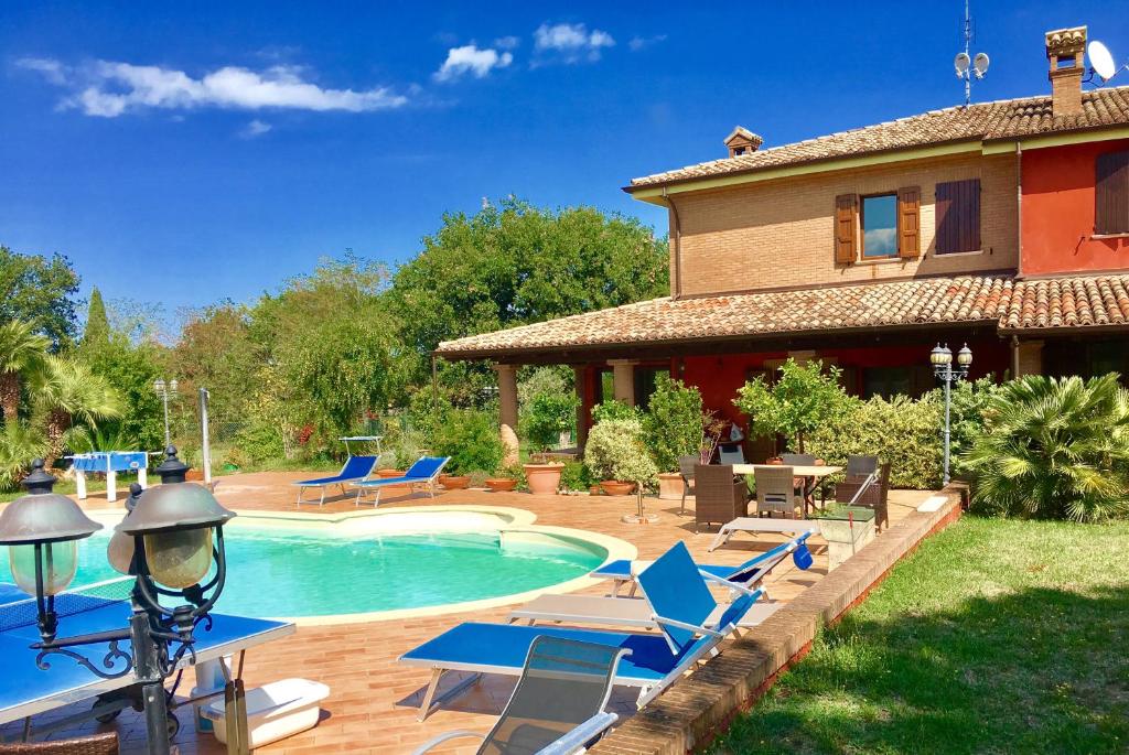 una casa con piscina y una casa en Villa Antares en Pesaro
