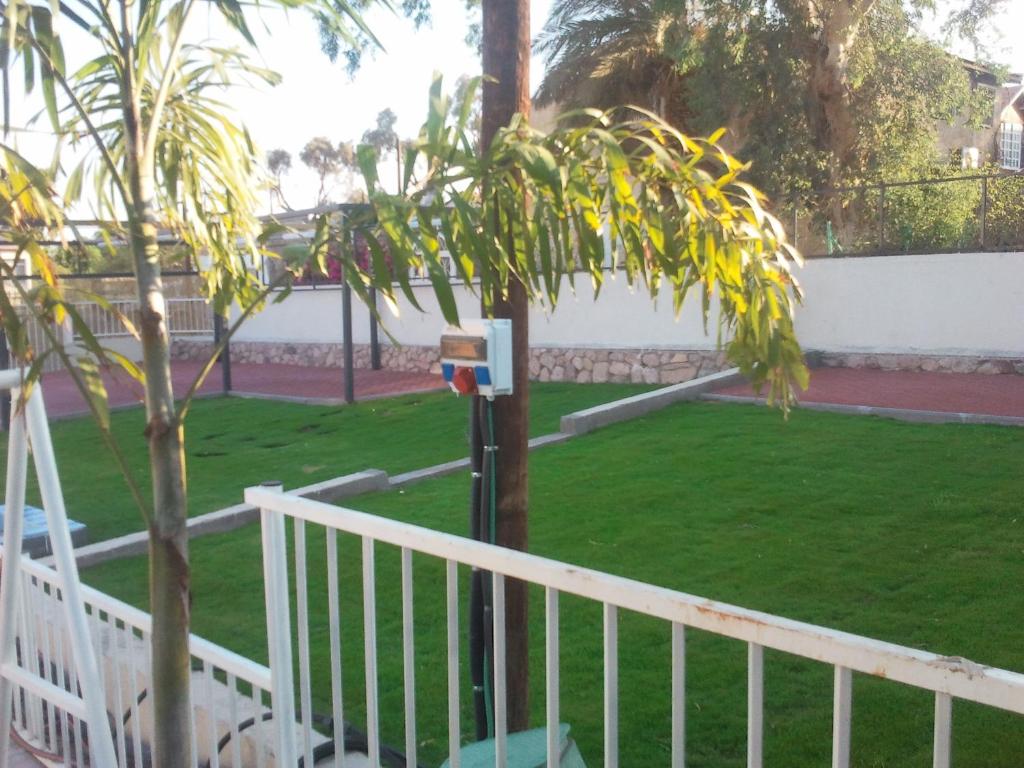 Zahrada ubytování Classic Inn באווירה כפרית