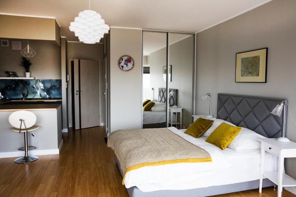 Postel nebo postele na pokoji v ubytování Apartamenty I.M.A Towarowa
