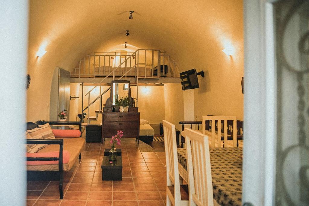 Uma área de estar em Celestia Traditional Houses