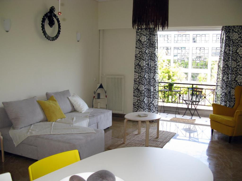 ELITE apartment 5 min to Acropolis في أثينا: غرفة معيشة مع أريكة وطاولة