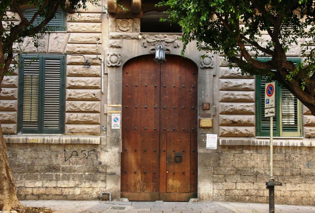 パレルモにあるYudina B&Bの建物側の木製ドア