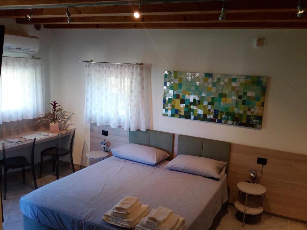 ボルソ・デル・グラッパにあるSalvia e Timo Roomsのベッドルーム1室(ベッド1台付)、ダイニングルーム(テーブル付)