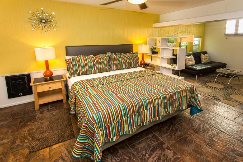 Postel nebo postele na pokoji v ubytování Desert Riviera Hotel