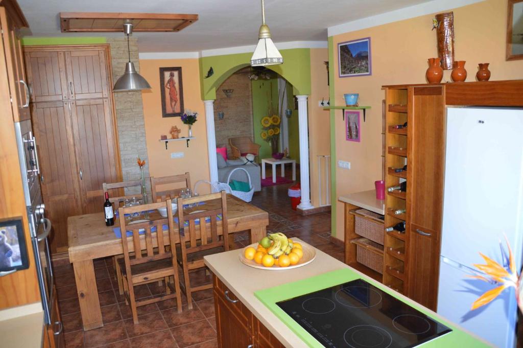 a kitchen with a counter with a bowl of fruit on it at VIVIENDA VACACIONAL Casa Tajinaste in La Listada