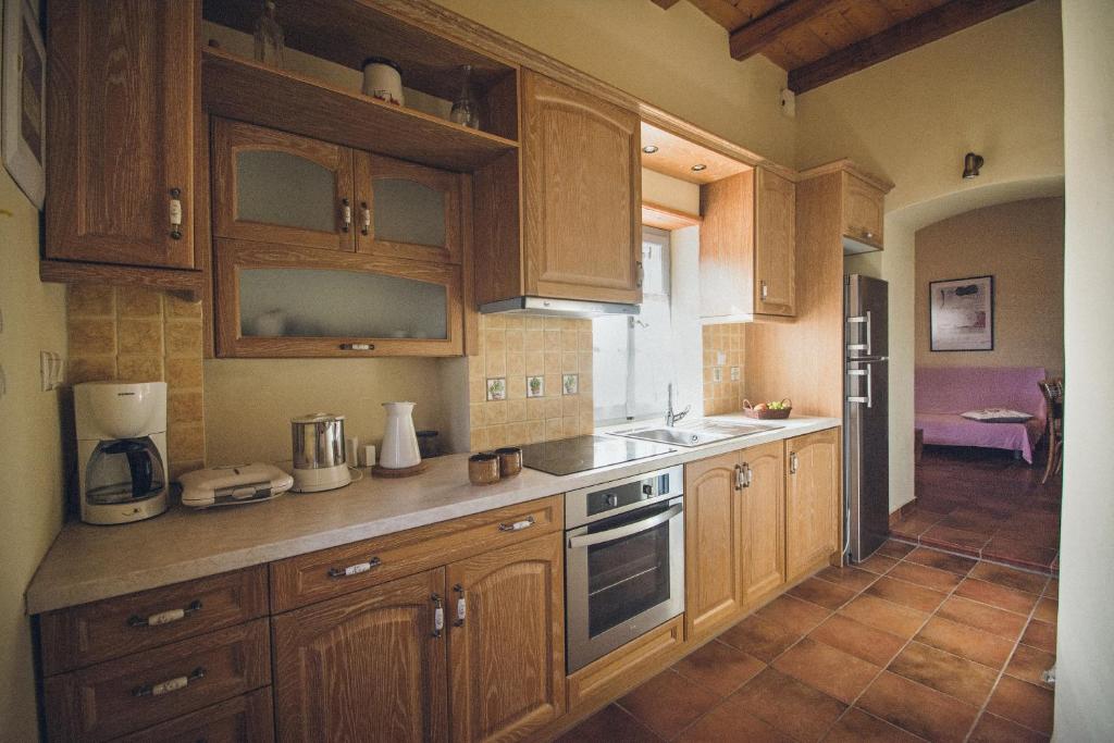 A cozinha ou cozinha compacta de Celestia Traditional Houses