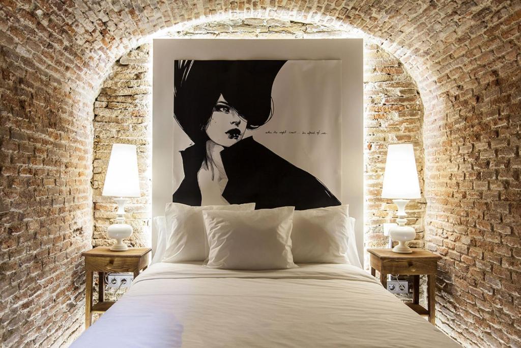 um quarto com uma cama com um quadro na parede em Madrid to heaven Apartment em Madrid