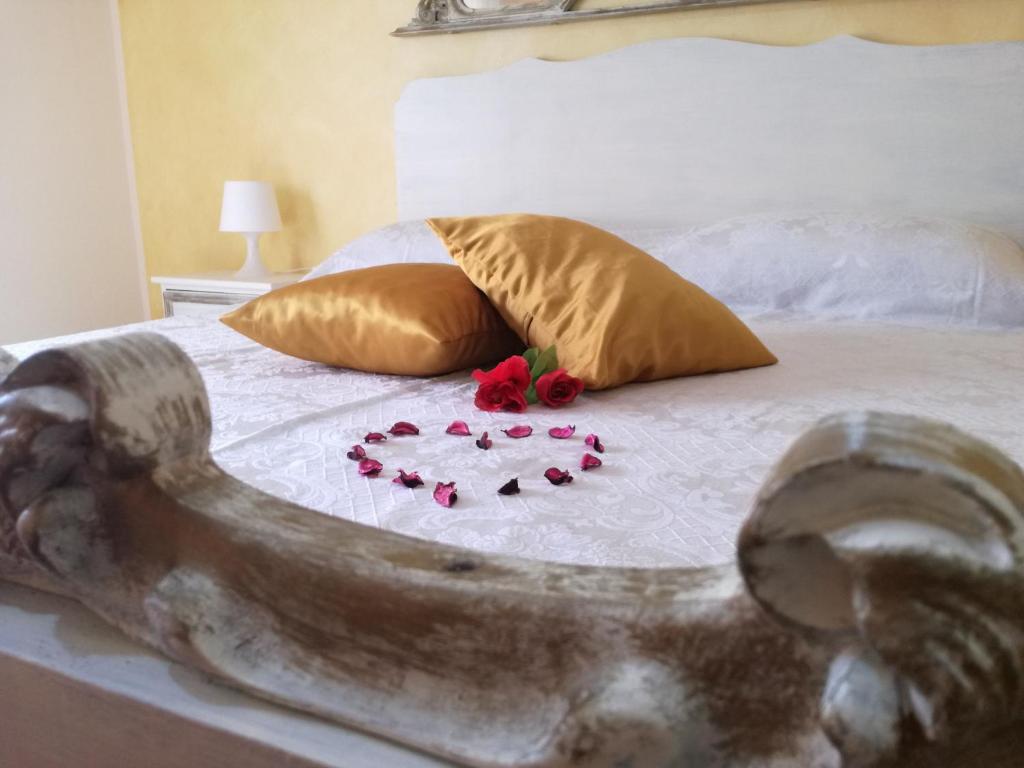 Una cama con una estatua de un perro con rosas. en Il Fenicottero Guest House en Campofelice di Roccella