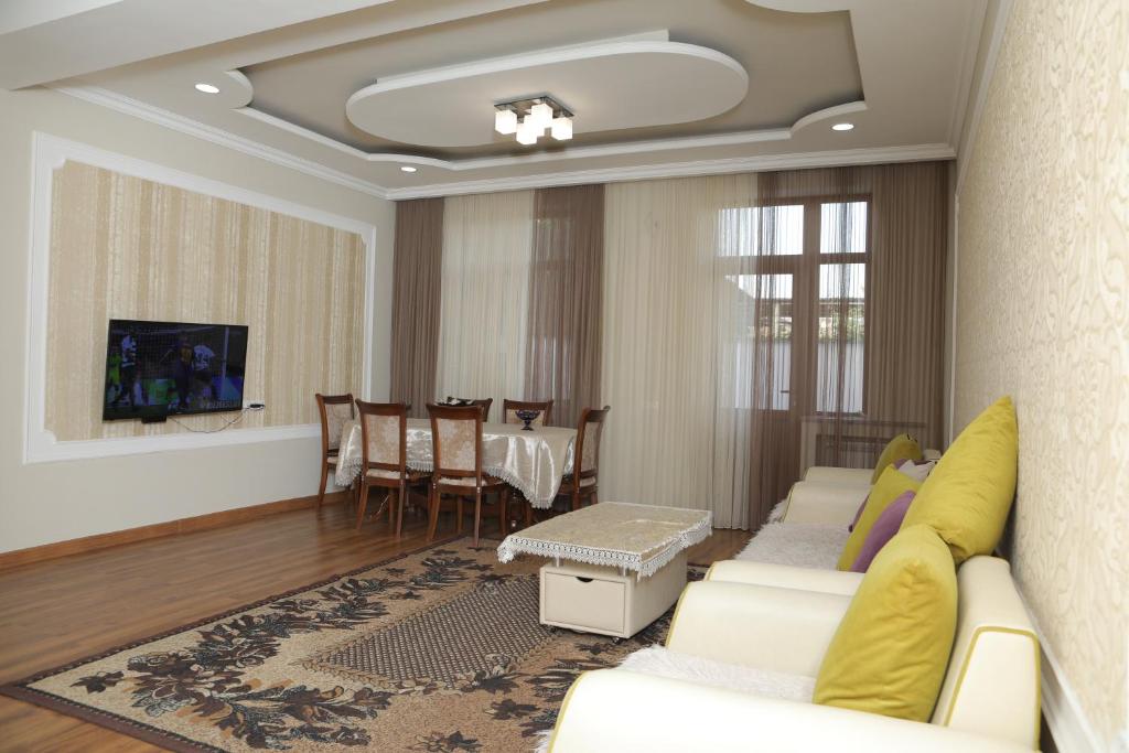 uma sala de estar com um sofá e uma mesa em La Vacanza em Yerevan