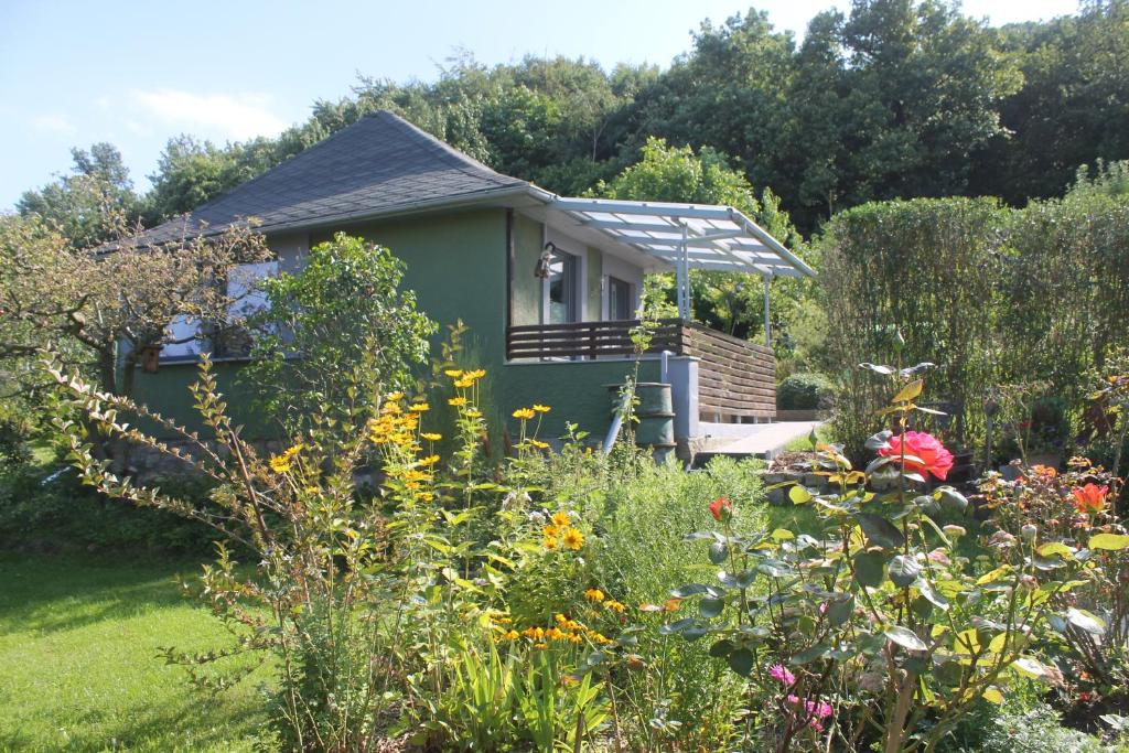ターレにあるFerienhaus Kleine Hexeの小屋を背景に建つ庭園