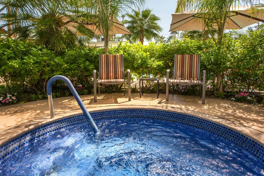 Bazén v ubytování Desert Riviera Hotel nebo v jeho okolí