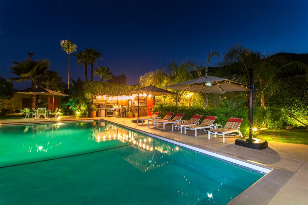 Bazén v ubytování Desert Riviera Hotel nebo v jeho okolí