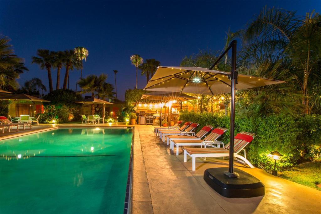 Bazén v ubytování Desert Riviera Hotel nebo v jeho okolí