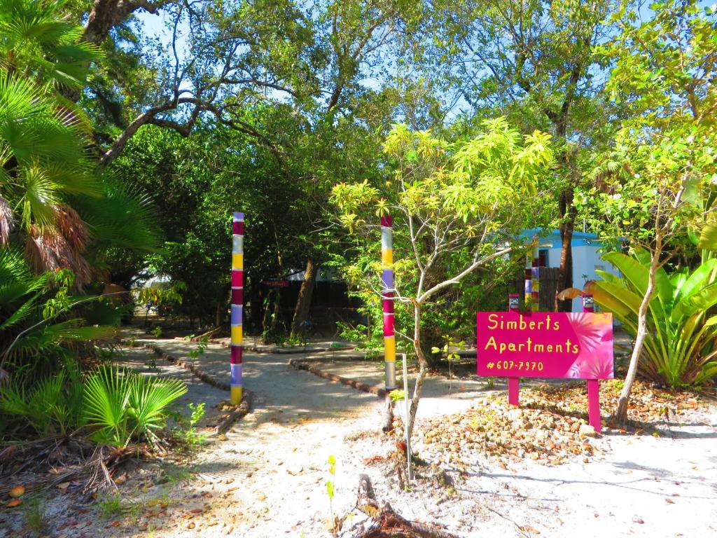 un parque con postes con un cartel. en Simberts Apartments, en Maya Beach