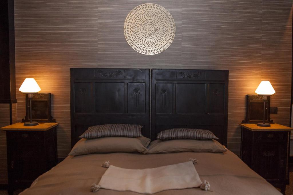 sypialnia z dużym czarnym łóżkiem z 2 lampami w obiekcie Torino Mon Amour w Turynie