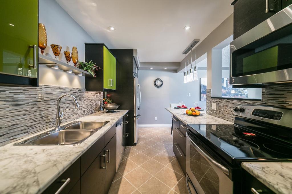 cocina con fregadero y encimera en McKinnon Pointe #108, en Edmonton