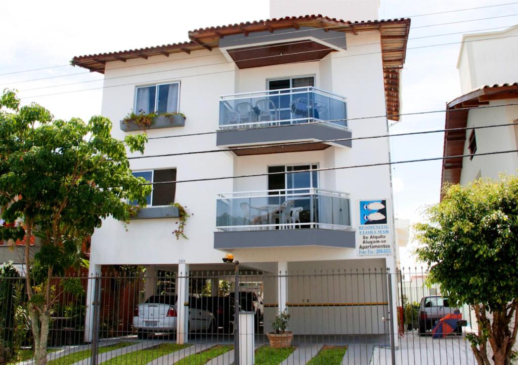 un edificio blanco con balcones. en Floramar, en Florianópolis