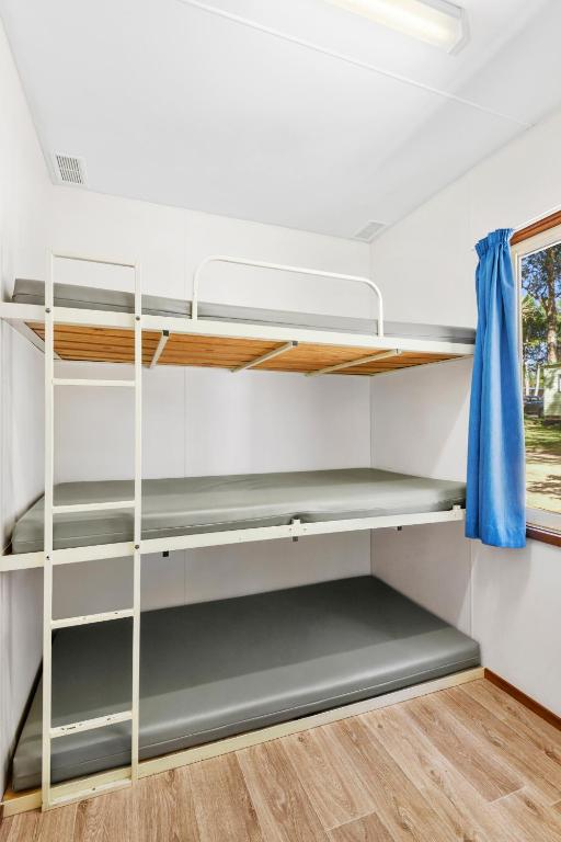 Palanda nebo palandy na pokoji v ubytování Flynns Beach Caravan Park