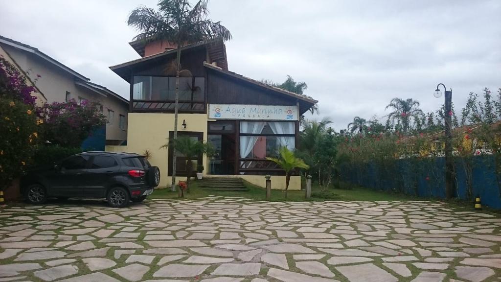 um carro estacionado em frente a um edifício em Pousada Água Marinha em Caraguatatuba