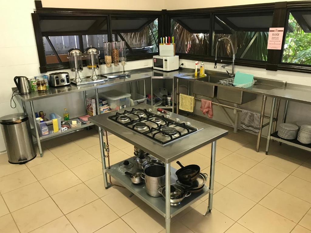 Kuchyň nebo kuchyňský kout v ubytování Kimberley Travellers Lodge - Broome YHA