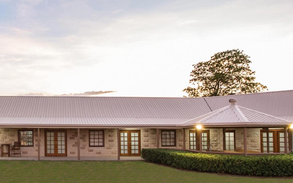 uma representação de uma casa com um telhado de metal em The Block Vista B&B em Nanango