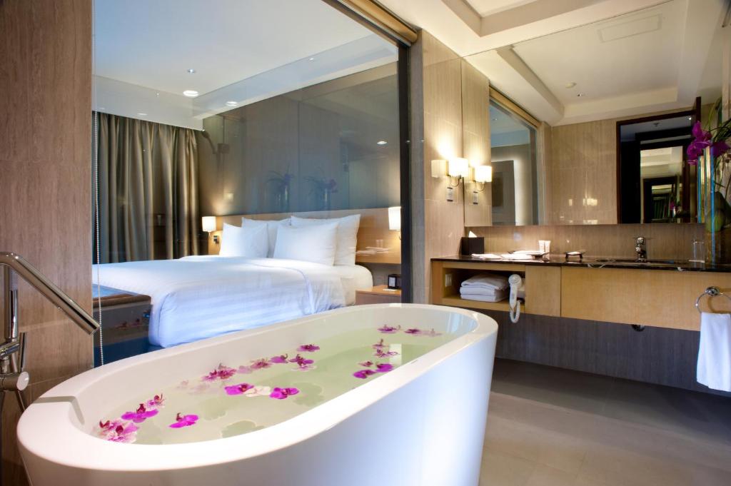 Katil atau katil-katil dalam bilik di JS Luwansa Hotel & Convention Center