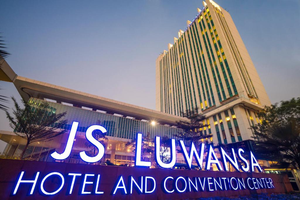 Sijil, anugerah, tanda atau dokumen lain yang dipamerkan di JS Luwansa Hotel & Convention Center