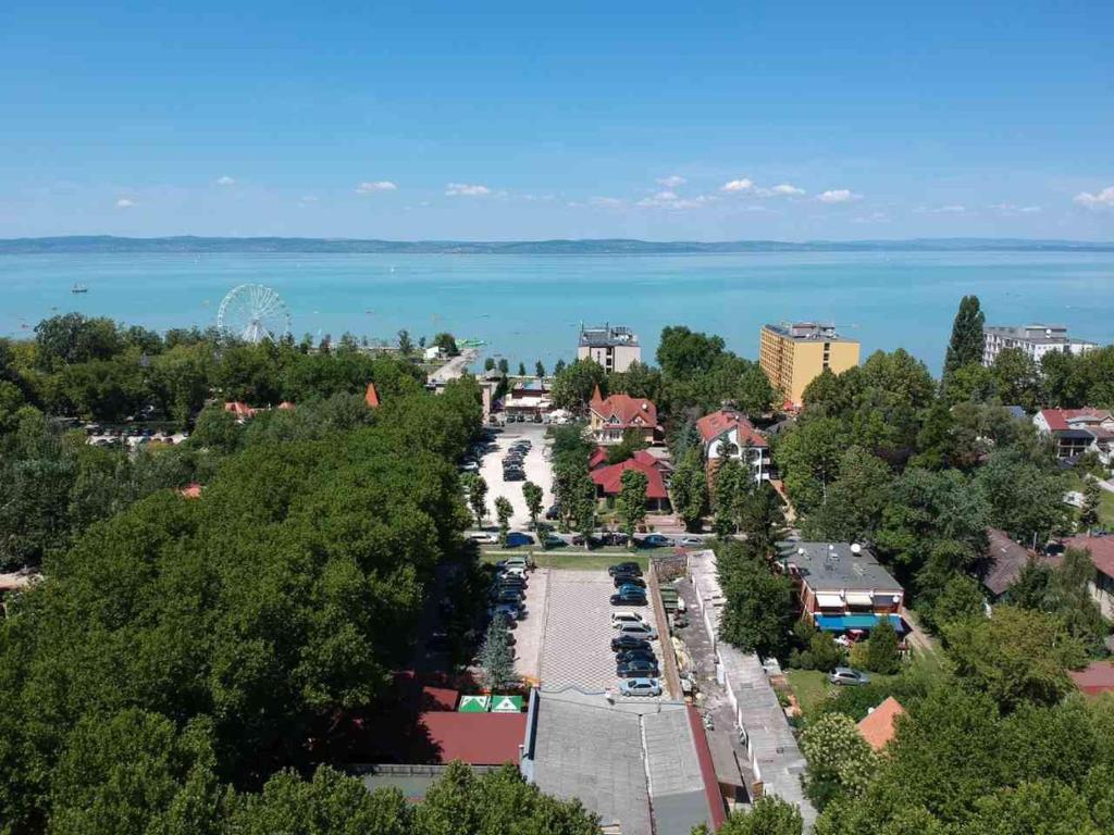 una vista aérea de una ciudad con el agua en Balaton Kinizsi Apartman, en Siófok